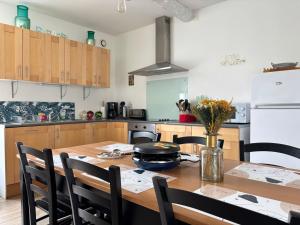 Maisons de vacances Le So Wild, maison avec jardin clos, terrasse amenagee, 5 mn a pied commerce, terrain de tennis, a 800 m de la plage d'Omaha beach jeux arcade, jouets, materiel jeunes enfants enfants, table ping-pong : photos des chambres