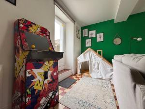 Maisons de vacances Le So Wild, maison avec jardin clos, terrasse amenagee, 5 mn a pied commerce, terrain de tennis, a 800 m de la plage d'Omaha beach jeux arcade, jouets, materiel jeunes enfants enfants, table ping-pong : photos des chambres