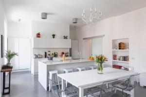 Trastevere Modern 4BR 4baths, WIFI, AC, custom kitchen, living room