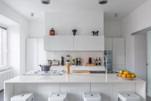 Trastevere Modern 4BR 4baths, WIFI, AC, custom kitchen, living room