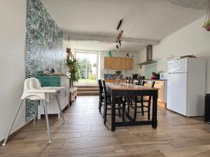 Maisons de vacances Le So Wild, maison avec jardin clos, terrasse amenagee, 5 mn a pied commerce, terrain de tennis, a 800 m de la plage d'Omaha beach jeux arcade, jouets, materiel jeunes enfants enfants, table ping-pong : photos des chambres