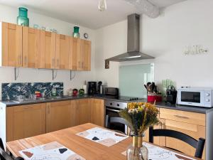 Maisons de vacances Le So Wild, maison avec jardin clos, terrasse amenagee, 5 mn a pied commerce, terrain de tennis, a 800 m de la plage d'Omaha beach jeux arcade, jouets, materiel jeunes enfants enfants, table ping-pong : photos des chambres