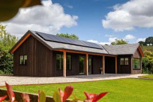 2-Bed Eco Friendly Home Sleeps 4 with Parking - 4-star hotels in Newton Abbot