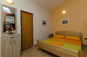 Studio Apartment in Ražanj with Sea View, Terrace, Air Conditioning, Wi-Fi (4597-2)