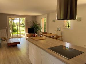 Les Arbousiers - villa climatisée avec piscine, au calme