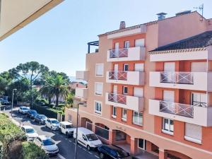 Apartment Les Calanques du Parc-6 by Interhome