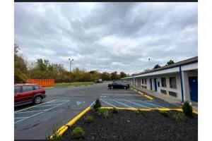 Deluxe Inn by OYO Near Toledo Ohio - 敦提