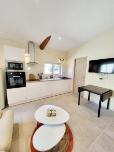 Maisons de vacances Maison au calme - Clim - Wi-Fi - terrasse et cours : photos des chambres