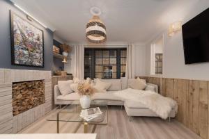 Little Beach House Brighton - Swanky Scandi Style