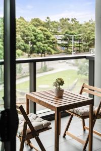 47OP Elegant Parkview Abnb-Style 2BR Retreat with Free Parking