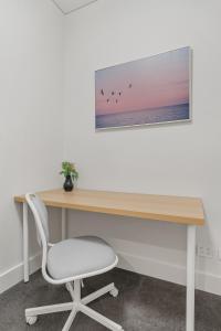 47OP Elegant Parkview Abnb-Style 2BR Retreat with Free Parking