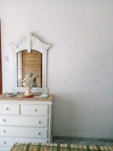 Piso bajo de 3 habitaciones y un baño SIN cocina