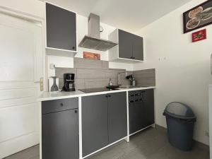 Appartements Les mouettes Apt duplex independant dans maison spacieux petite vue sur mer des chambres belle terrasse amenagee en hauteur pres Omaha Beach et Bayeux 800 m plage et 300 m superette : photos des chambres