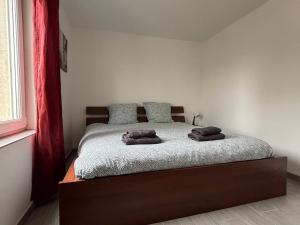 Appartements Les mouettes Apt duplex independant dans maison spacieux petite vue sur mer des chambres belle terrasse amenagee en hauteur pres Omaha Beach et Bayeux 800 m plage et 300 m superette : photos des chambres