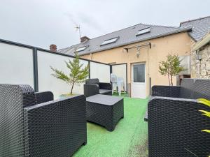 Appartements Les mouettes Apt duplex independant dans maison spacieux petite vue sur mer des chambres belle terrasse amenagee en hauteur pres Omaha Beach et Bayeux 800 m plage et 300 m superette : photos des chambres