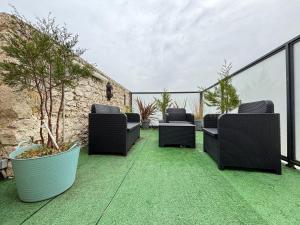 Appartements Les mouettes Apt duplex independant dans maison spacieux petite vue sur mer des chambres belle terrasse amenagee en hauteur pres Omaha Beach et Bayeux 800 m plage et 300 m superette : photos des chambres