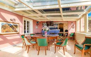 Villa Miramare con Ampia Piscina Riscaldata e Vista Mare