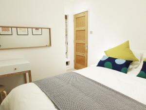 RiverGem - Riverside Coach House