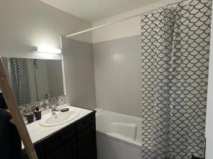 Appart au pied du T2 La Défense Paris