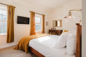 Idyllic Foodie Retreat above The Silks Pub!