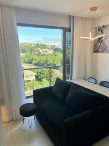 Ap completo a 900m da Oktoberfest com Piscina, academia, Wi-Fi, ar, garagem e tv no quarto