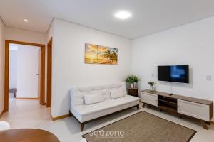 Aptos em Cond. c Ótima Estrutura e a 130 m da Praia - AVR