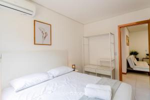 Aptos em Cond. c Ótima Estrutura e a 130 m da Praia - AVR