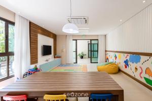 Aptos em Cond. c Ótima Estrutura e a 130 m da Praia - AVR