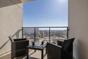 Elegant Apartment with Parking near Tauron Arena Kraków by Noclegi Renters