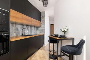Elegant Apartment with Parking near Tauron Arena Kraków by Noclegi Renters