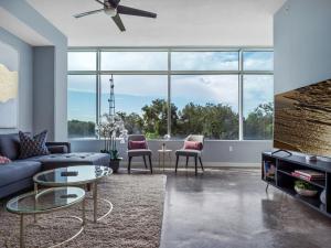 Luxurious 2 Beds 2 Baths Downtown Apartment
