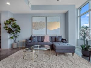 Luxurious 2 Beds 2 Baths Downtown Apartment