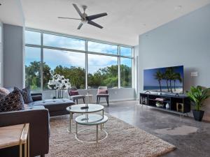 Luxurious 2 Beds 2 Baths Downtown Apartment