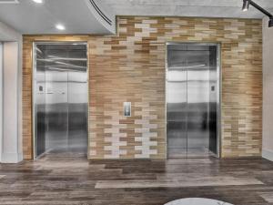 Luxurious 2 Beds 2 Baths Downtown Apartment