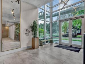 Luxurious 2 Beds 2 Baths Downtown Apartment