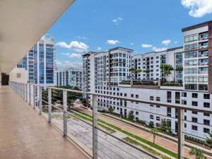 Luxurious 2 Beds 2 Baths Downtown Apartment