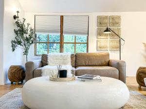 Malibou Lake Romantic Getaway (AR)