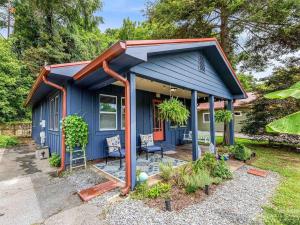 Cheerful Cottage Retreat with Quick Downtown Access