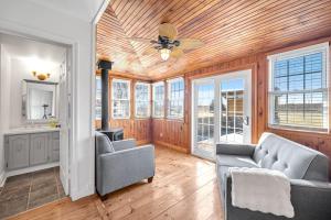 Vintage 8BR Farmhouse With Hot Tub Spacious Yard
