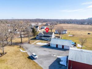 Vintage 8BR Farmhouse With Hot Tub Spacious Yard