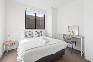 Domi Rentals - The Balaclava Apartment