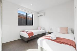 Domi Rentals - The Balaclava Apartment