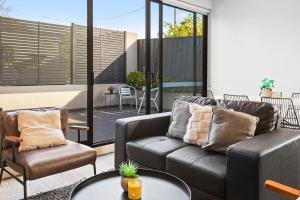 Domi Rentals - The Balaclava Apartment