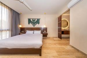 Lux 2BR w Rooftop Pool and Close to Beach
