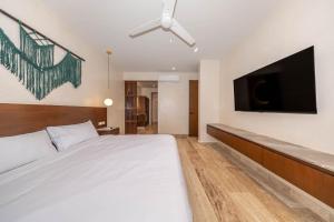 Lux 2BR w Rooftop Pool and Close to Beach