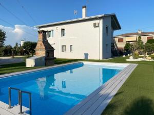 House with pool and park - Convenient for Venice and the sea!