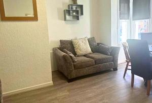Lovely & Cozy 2BR City Centre Near High Street by Everhome Ltd