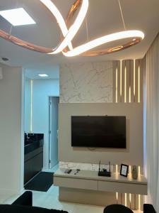 Ap completo a 900m da Oktoberfest com Piscina, academia, Wi-Fi, ar, garagem e tv no quarto