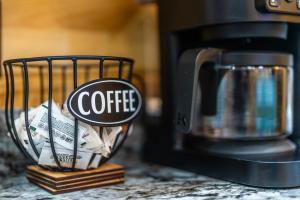 BRAND NEW Cabin Cozy King Beds, Games, EV Plugin, Hot tub, Full Service Kitchen