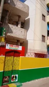 One Love Guesthouse & Restaurant - Al Aqālitah